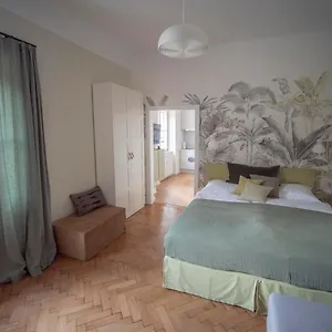  Apartment Flat By Grazrentals With Garden View & Parking Included